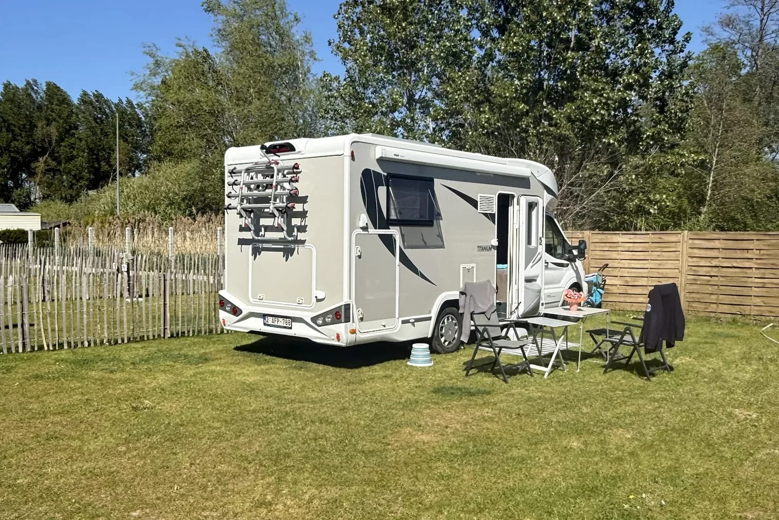 Emplacement camping-car avec électricité au Camping Pomme de Pin à Stella-Plage