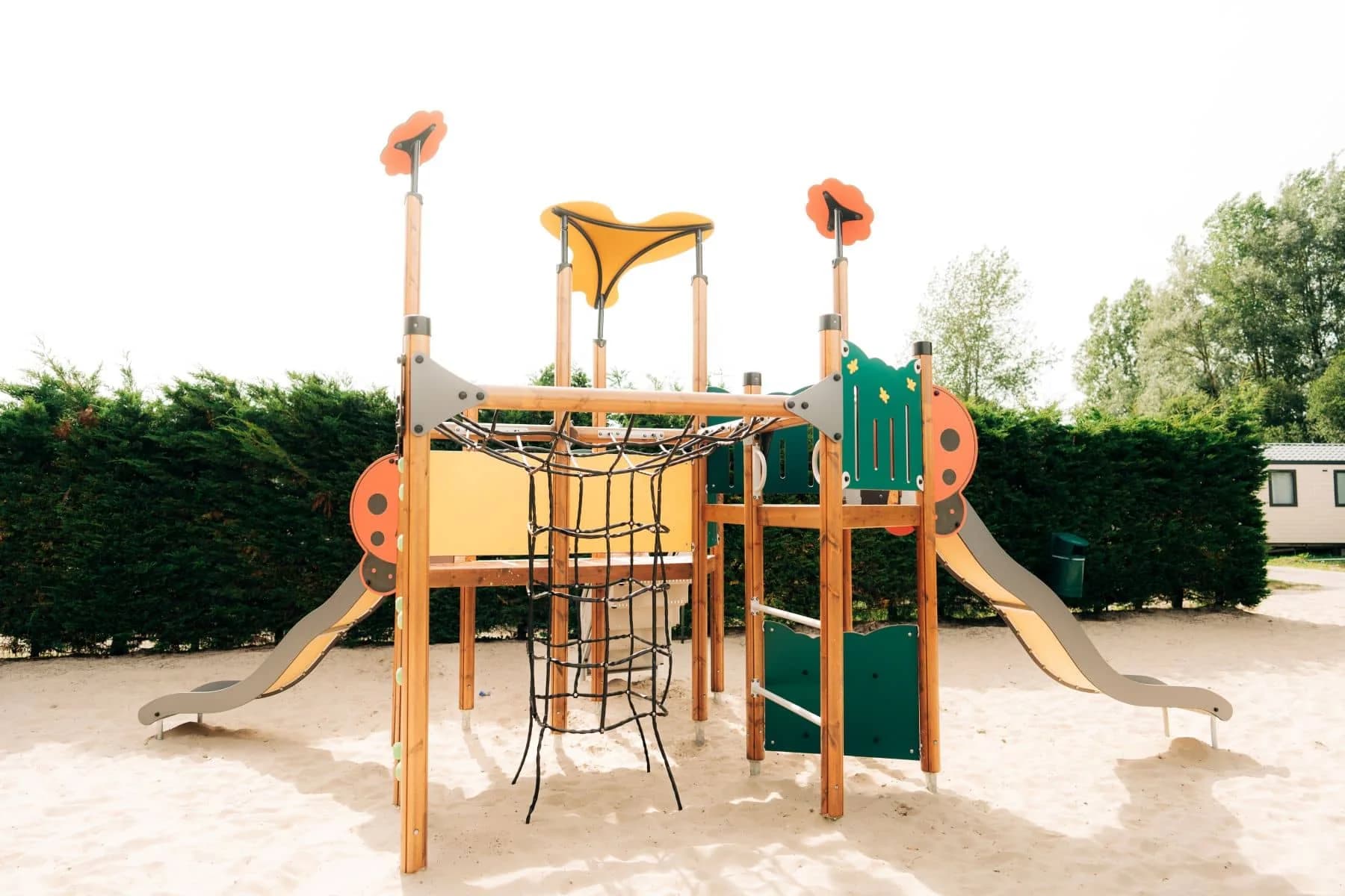 Espace jeux près du bar au Camping Pomme de Pin