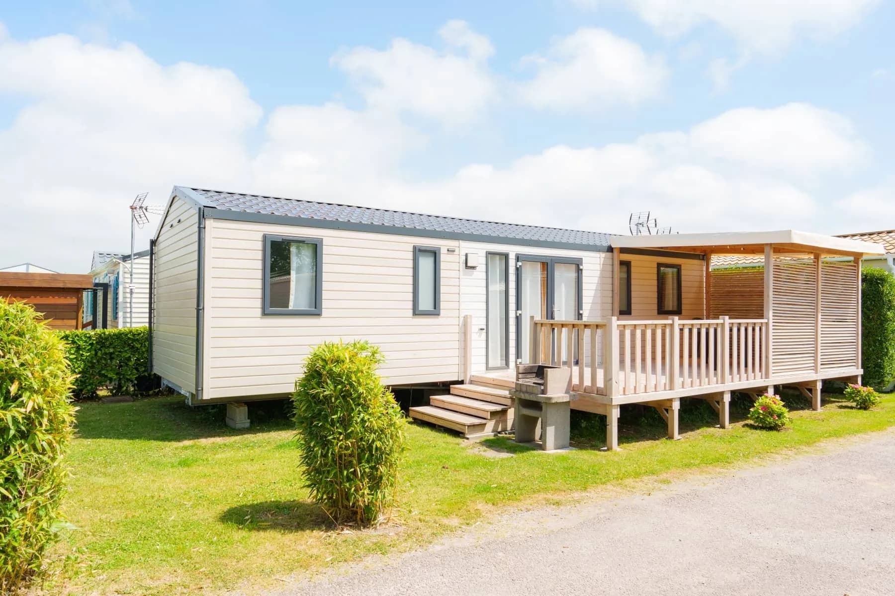 Parcelle résidentielle avec mobil-home au Camping Pomme de Pin