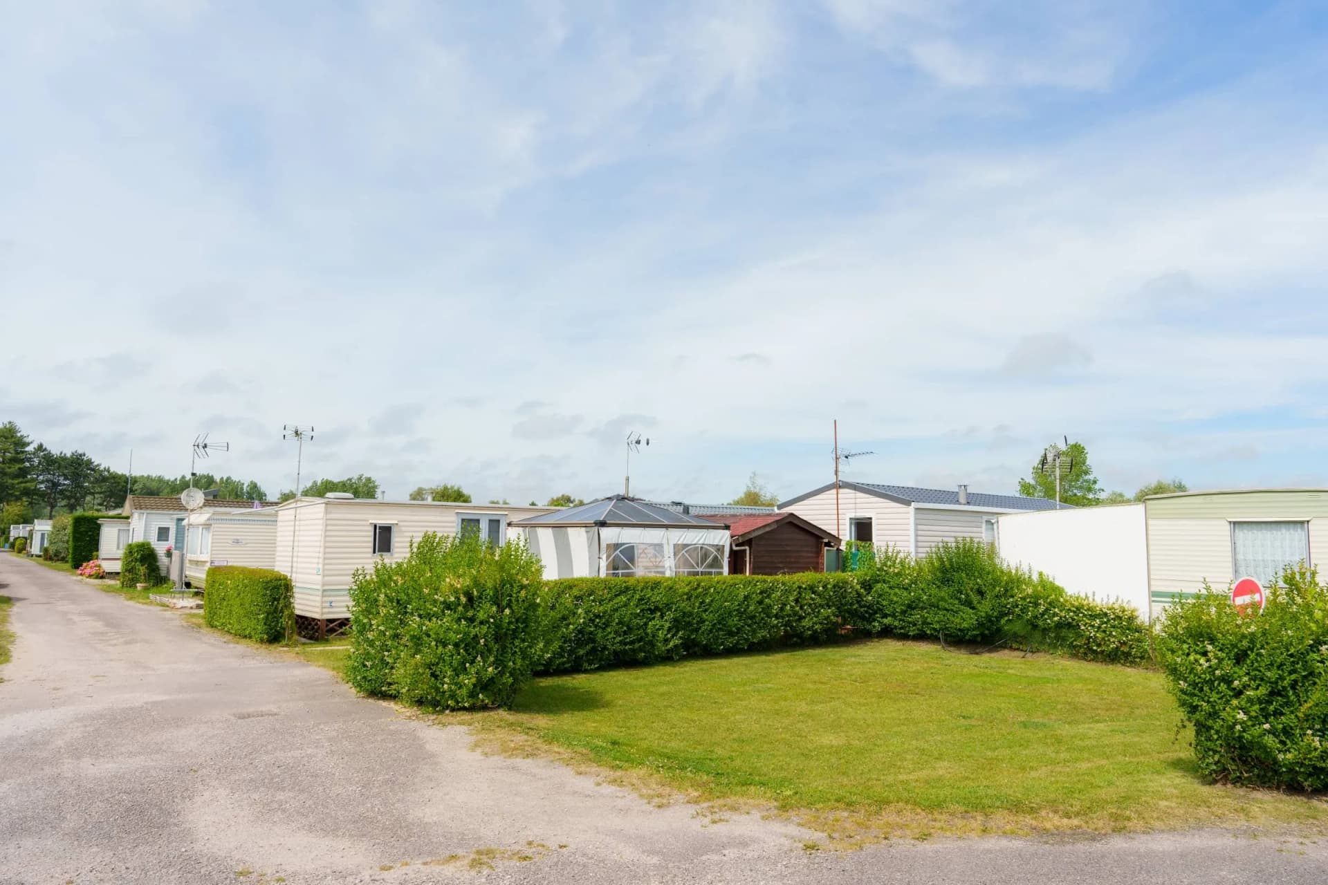 Mobil-home avec terrasse au milieu des espaces verts