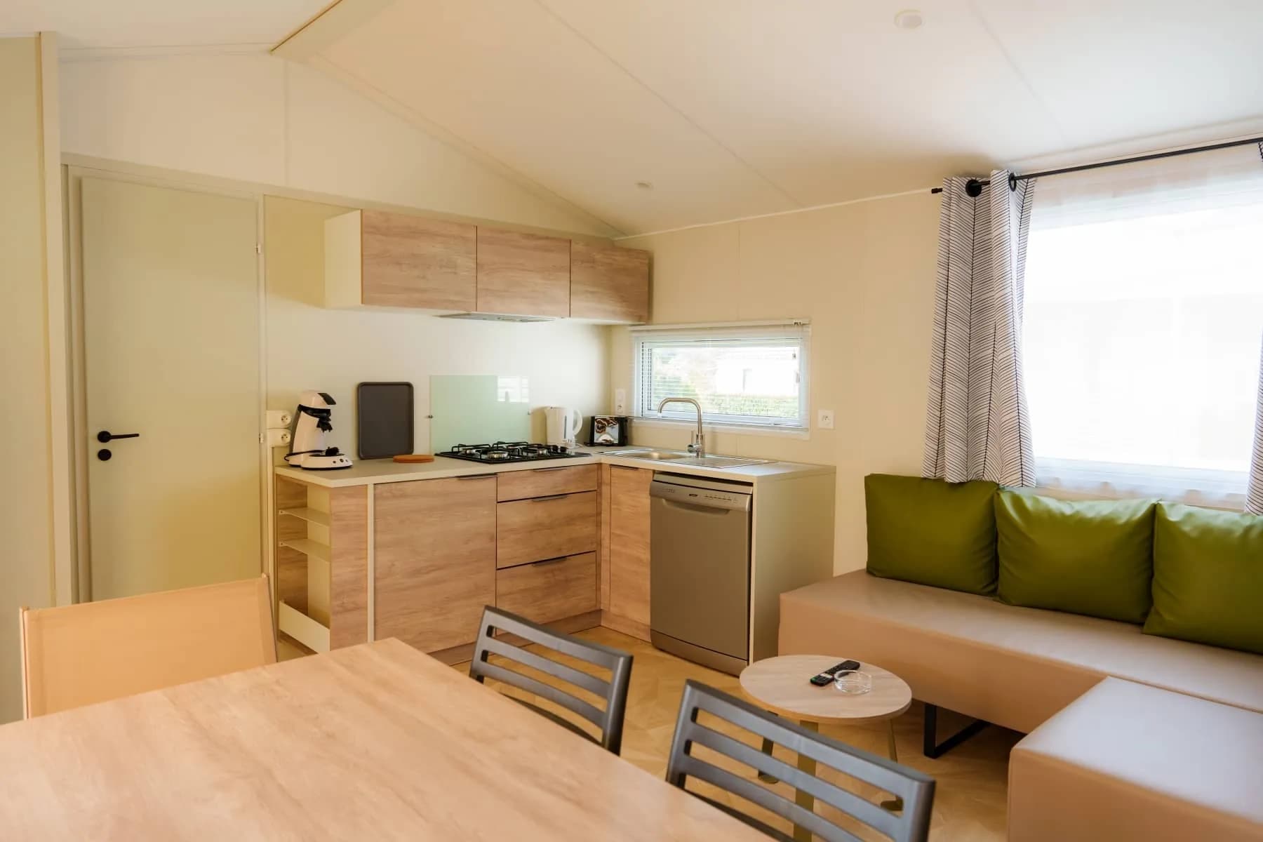 Allée fleurie avec mobil-homes au Camping Pomme de Pin