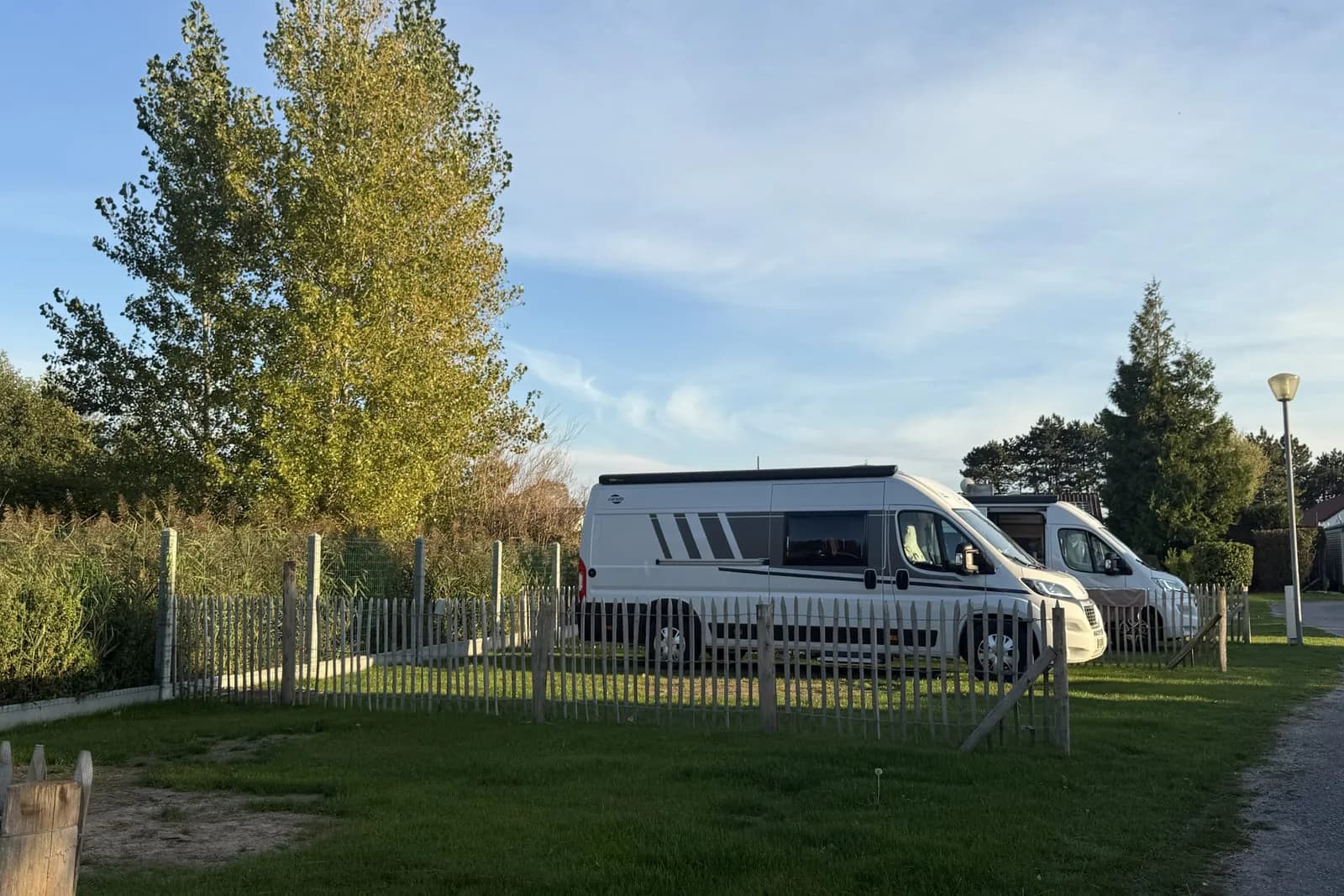 Emplacement caravane au Camping Pomme de Pin à Stella-Plage